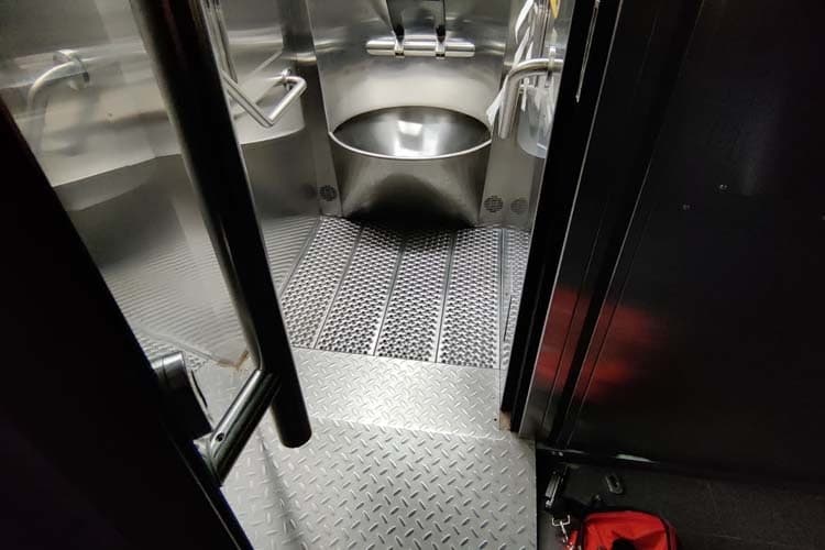 У Дніпрі турист зайшов в громадський туалет, а вийти вже не зміг: годину просидів у вбиральні (фото)